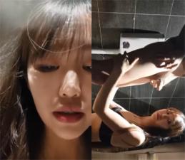 网吧厕所激情约炮！网红雪儿与男粉高潮迭起强忍呻吟，腿软抽搐欲仙欲死！